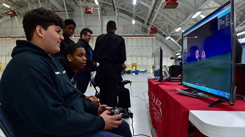 local-high-school-students-test-flight-simulators-during-348f01-1024